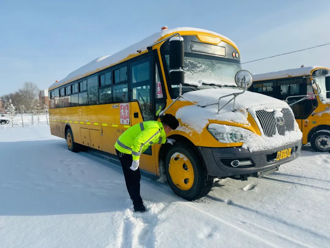 吉木乃交警校車安全“大檢查”為學(xué)生出行擰緊“安全閥”
