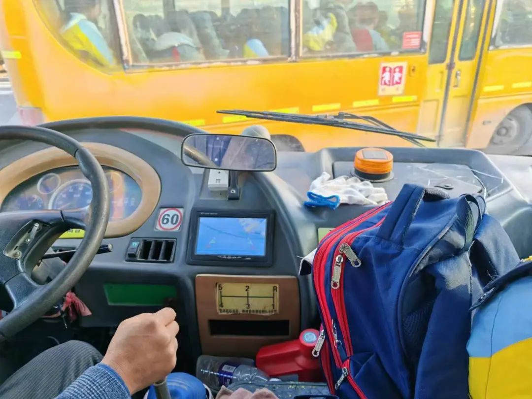 校車安全第一步 上下學(xué)路我來護(hù)----監(jiān)利思源實(shí)驗(yàn)學(xué)校校車安全專題會(huì)議