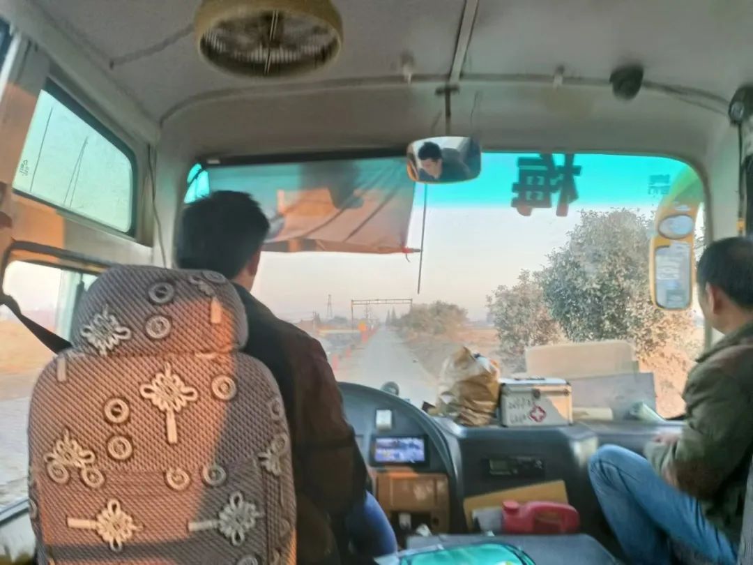 校車安全第一步 上下學(xué)路我來護(hù)----監(jiān)利思源實(shí)驗(yàn)學(xué)校校車安全專題會(huì)議