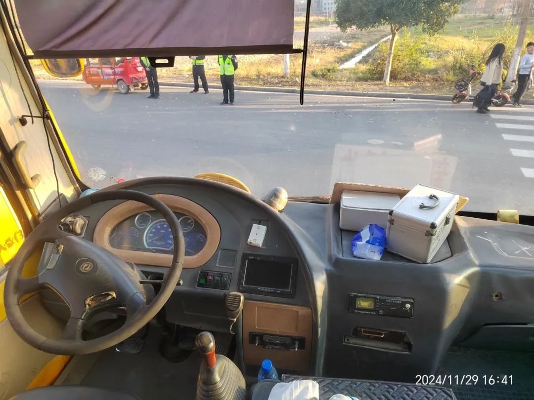 校車安全第一步 上下學(xué)路我來護(hù)----監(jiān)利思源實(shí)驗(yàn)學(xué)校校車安全專題會(huì)議