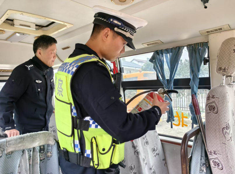 鉛山公安交警聯(lián)合多部門開展校車安全檢查/ 鉛山公安交警聯(lián)合多部門開展校車安全檢查