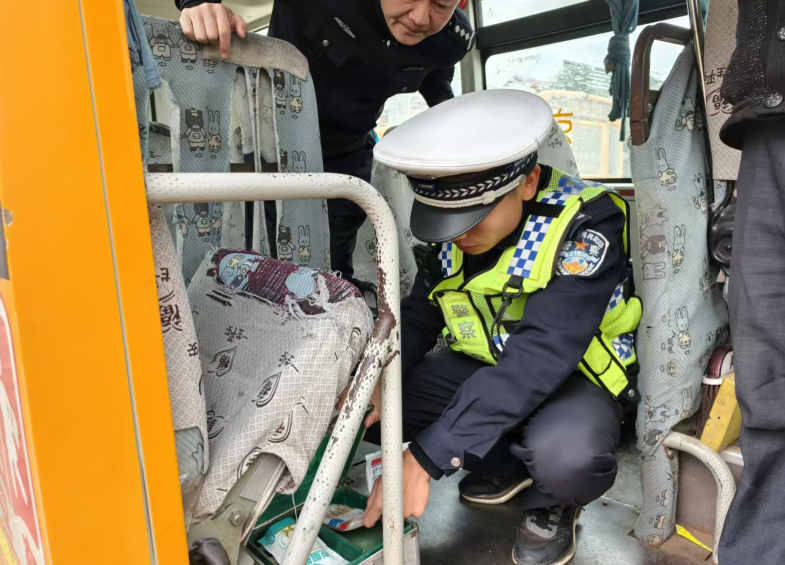 鉛山公安交警聯(lián)合多部門開展校車安全檢查/ 鉛山公安交警聯(lián)合多部門開展校車安全檢查