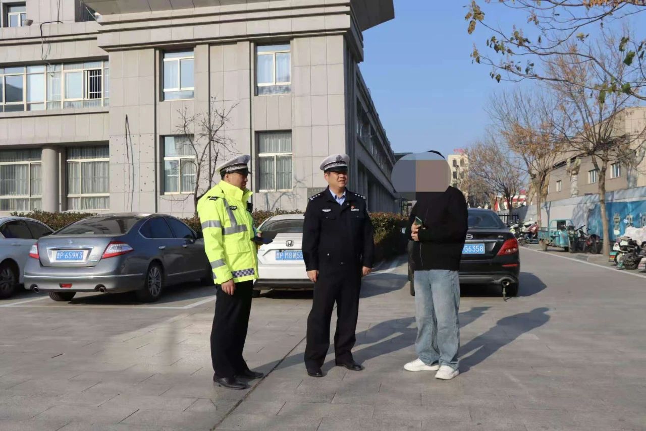 無視學(xué)生安全！未取得校車駕駛資格還敢開車上路！