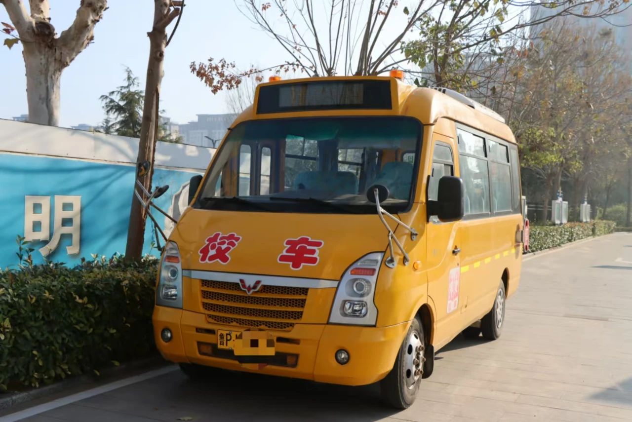 無視學(xué)生安全！未取得校車駕駛資格還敢開車上路！