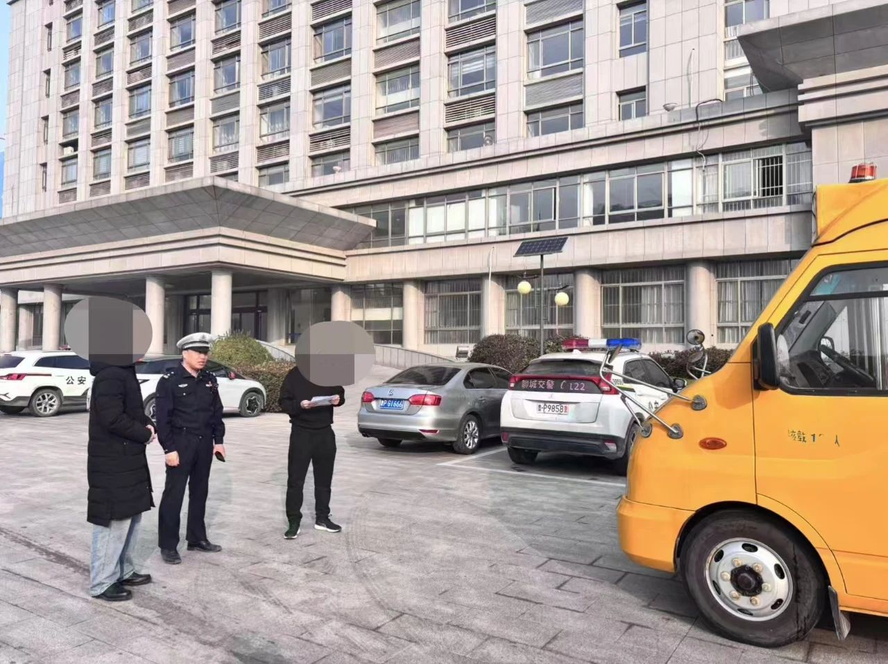 無視學(xué)生安全！未取得校車駕駛資格還敢開車上路！