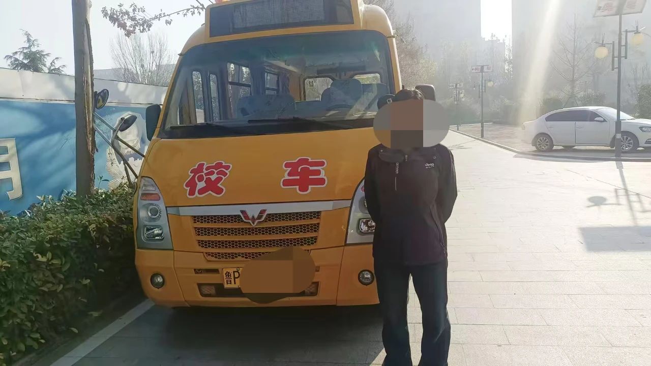 無視學(xué)生安全！未取得校車駕駛資格還敢開車上路！