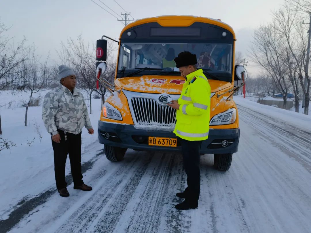 【冬季行動(dòng)】強(qiáng)化校車安全檢查 擰緊校車出行“安全閥” 圖片