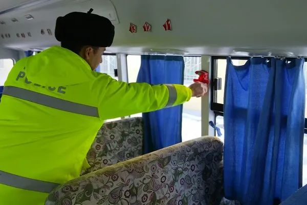 吉木乃縣公安局交警大隊(duì)開展冬季校車安全大檢查/ 吉木乃縣公安局交警大隊(duì)開展冬季校車安全大檢查