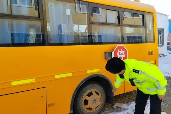 吉木乃縣公安局交警大隊(duì)開展冬季校車安全大檢查/ 吉木乃縣公安局交警大隊(duì)開展冬季校車安全大檢查