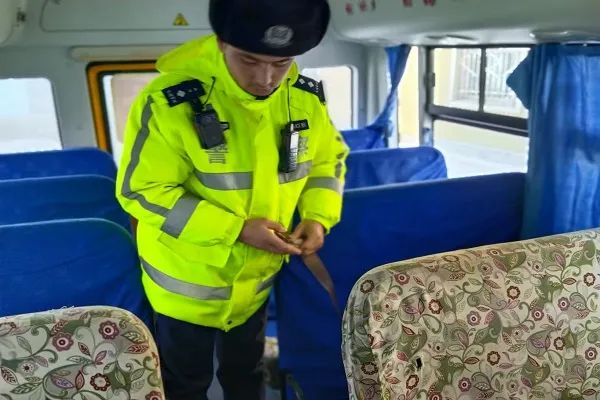 吉木乃縣公安局交警大隊(duì)開展冬季校車安全大檢查/ 吉木乃縣公安局交警大隊(duì)開展冬季校車安全大檢查