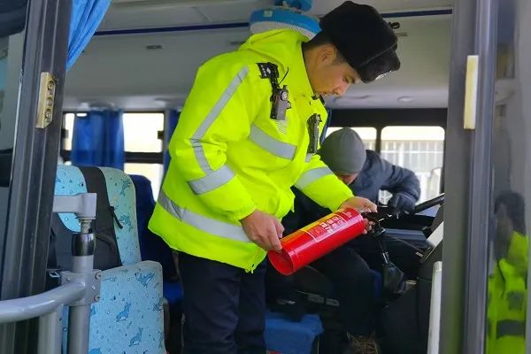 吉木乃縣公安局交警大隊(duì)開展冬季校車安全大檢查/ 吉木乃縣公安局交警大隊(duì)開展冬季校車安全大檢查