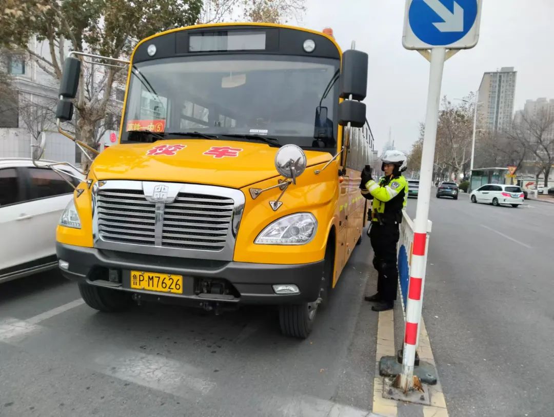 【交警在路上】為“上學(xué)路”加上“安全鎖” 讓校車“跑”得更安全！