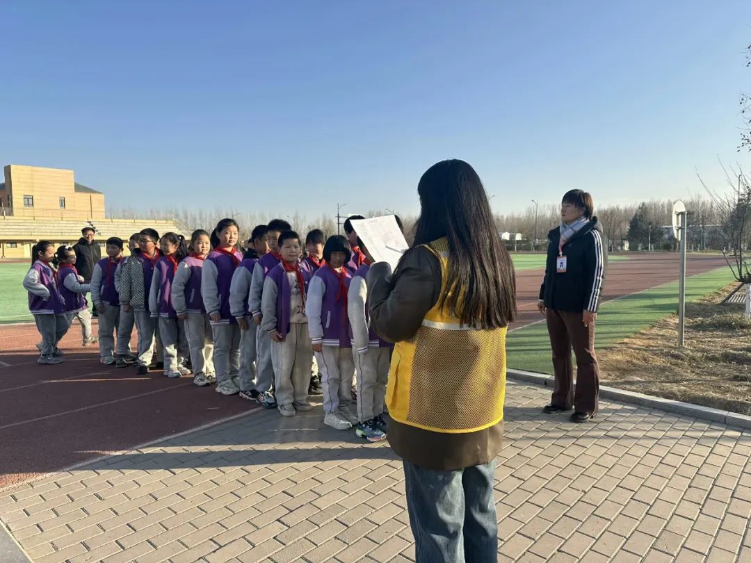 【全環(huán)境立德樹人】以演筑防 安全護航——濟南高新區(qū)稼軒小學開展校車安全應急演練活動 圖片