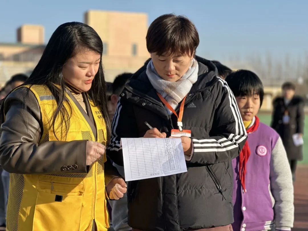 【全環(huán)境立德樹人】以演筑防 安全護航——濟南高新區(qū)稼軒小學開展校車安全應急演練活動 圖片