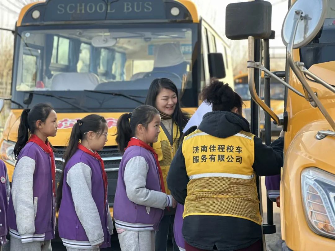 【全環(huán)境立德樹人】以演筑防 安全護航——濟南高新區(qū)稼軒小學開展校車安全應急演練活動 圖片