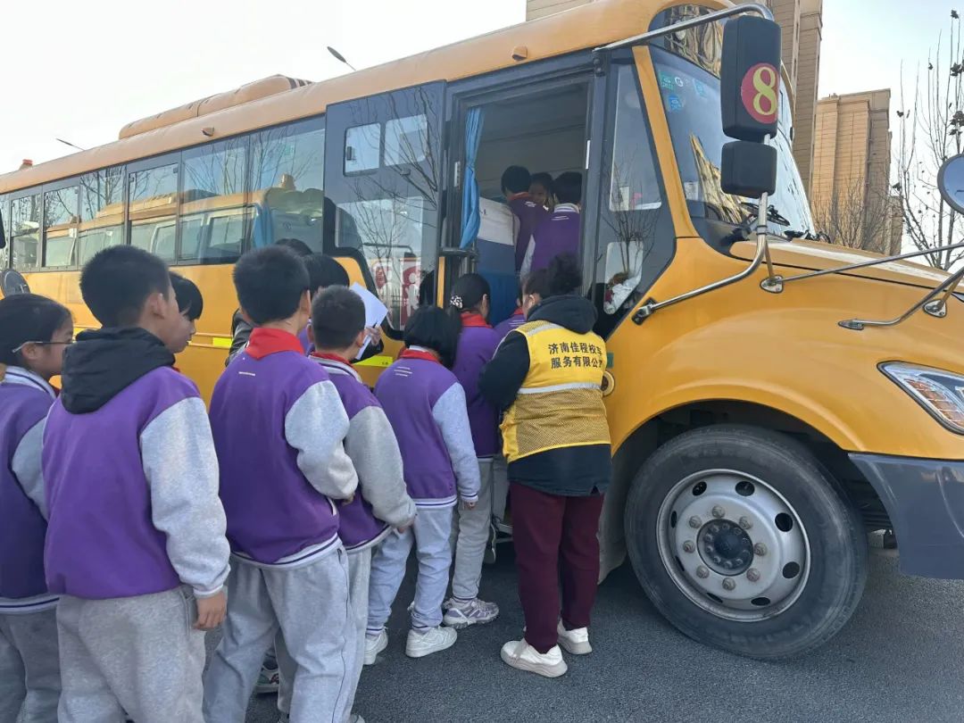 【全環(huán)境立德樹人】以演筑防 安全護航——濟南高新區(qū)稼軒小學開展校車安全應急演練活動 圖片