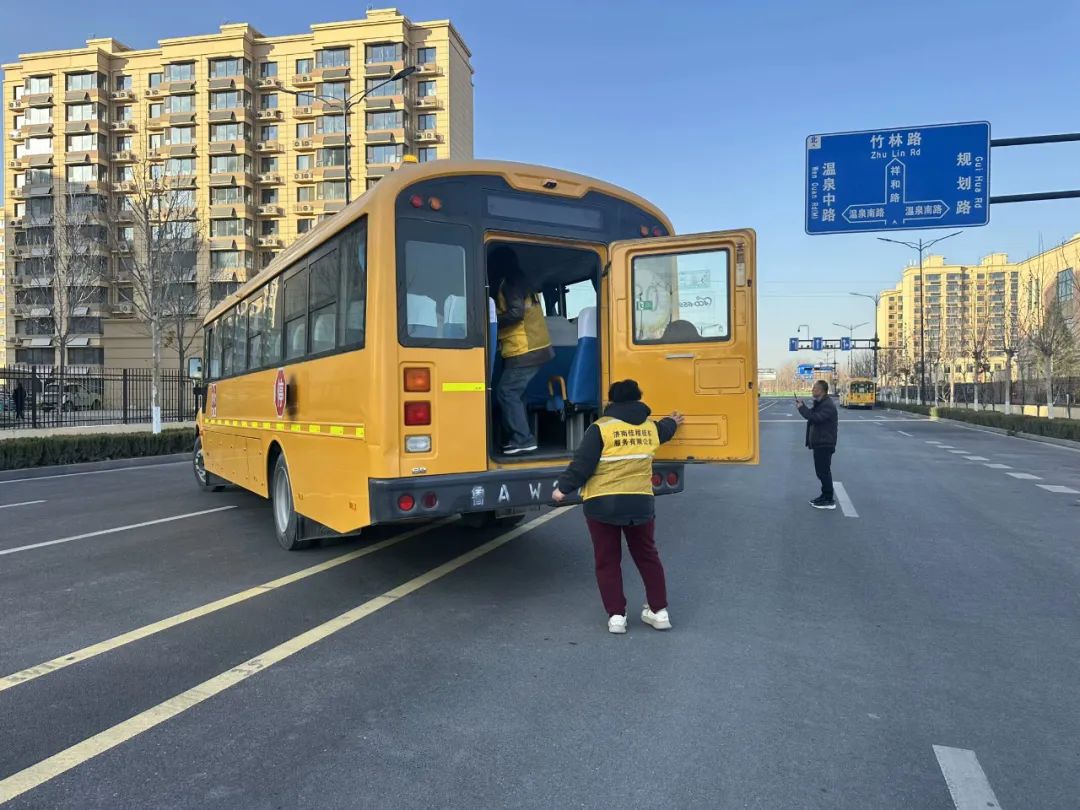 【全環(huán)境立德樹人】以演筑防 安全護航——濟南高新區(qū)稼軒小學開展校車安全應急演練活動 圖片
