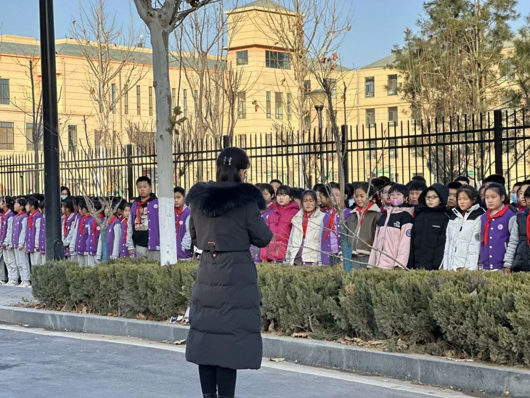 【全環(huán)境立德樹人】以演筑防 安全護航——濟南高新區(qū)稼軒小學開展校車安全應急演練活動 圖片