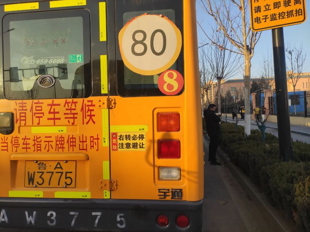 【全環(huán)境立德樹人】以演筑防 安全護航——濟南高新區(qū)稼軒小學開展校車安全應急演練活動 圖片