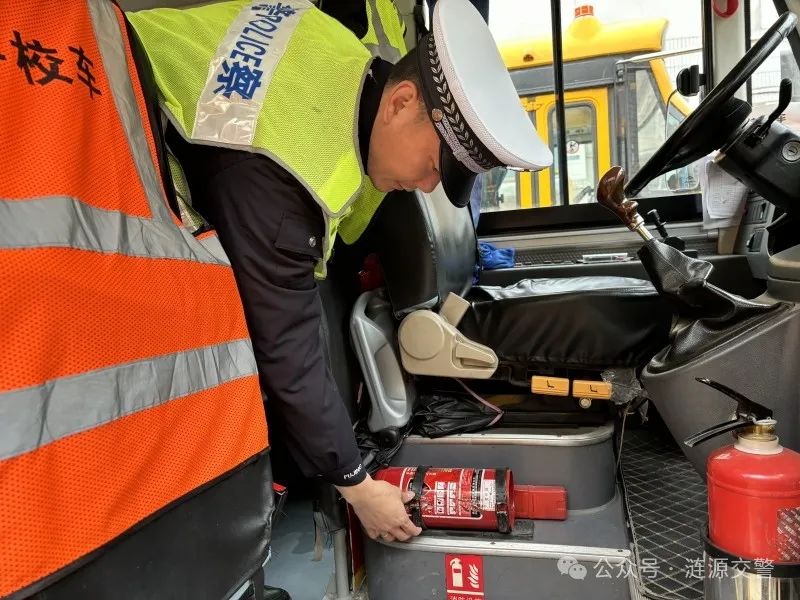 漣源交警強(qiáng)化校車安全“大檢查” 守護(hù)平安上學(xué)路