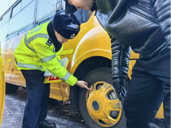 迎春節(jié)保平安丨交警排隱患 筑牢平安線 圖片