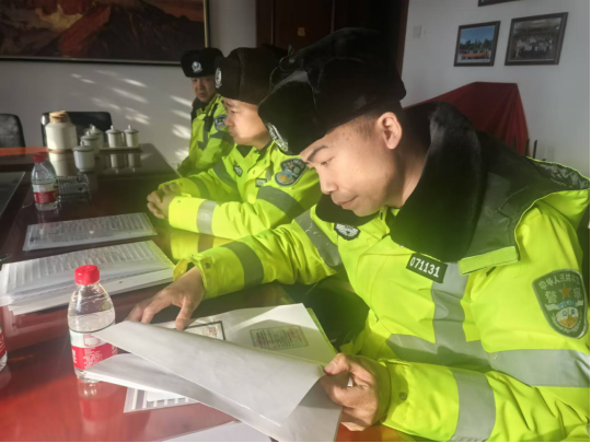 迎春節(jié)保平安丨交警排隱患 筑牢平安線 圖片