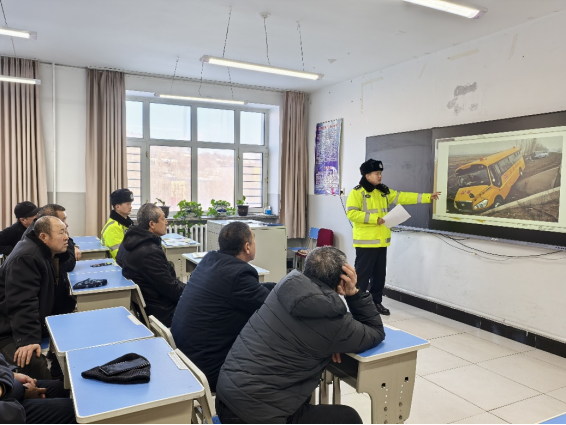 迎春節(jié)保平安丨交警排隱患 筑牢平安線 圖片