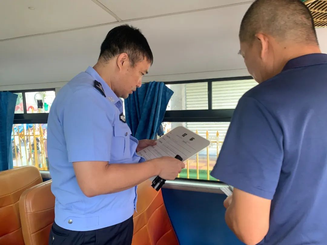 【平安校園】嚴(yán)把校車“安全關(guān)”——石獅市英才幼兒園迎接校車安全檢查 【平安校園】嚴(yán)把校車“安全關(guān)”——石獅市英才幼兒園迎接校車安全檢查