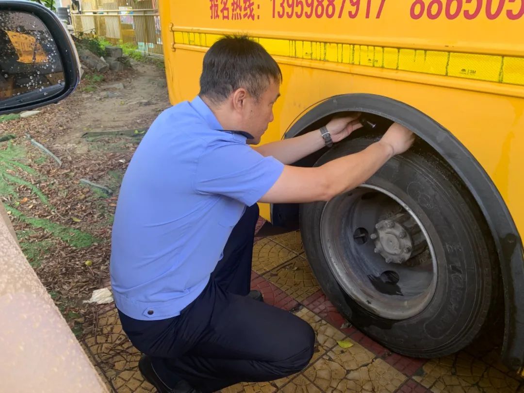 【平安校園】嚴(yán)把校車“安全關(guān)”——石獅市英才幼兒園迎接校車安全檢查 【平安校園】嚴(yán)把校車“安全關(guān)”——石獅市英才幼兒園迎接校車安全檢查