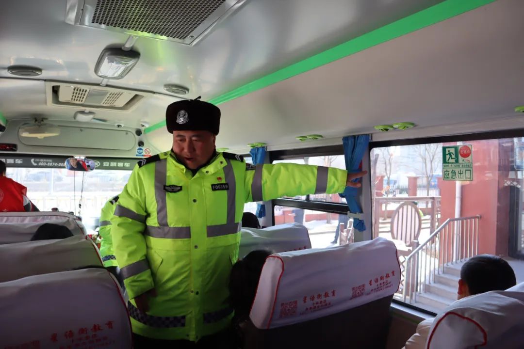 【成長—健康】為愛護(hù)航 平安乘車—道義第二小學(xué)校車安全應(yīng)急疏散演練