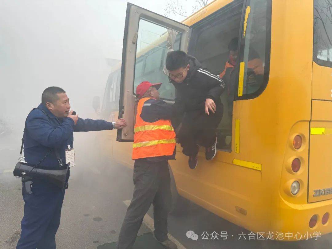 筑牢防線，安全“童”行——龍池中心小學(xué)開展校車應(yīng)急安全演練