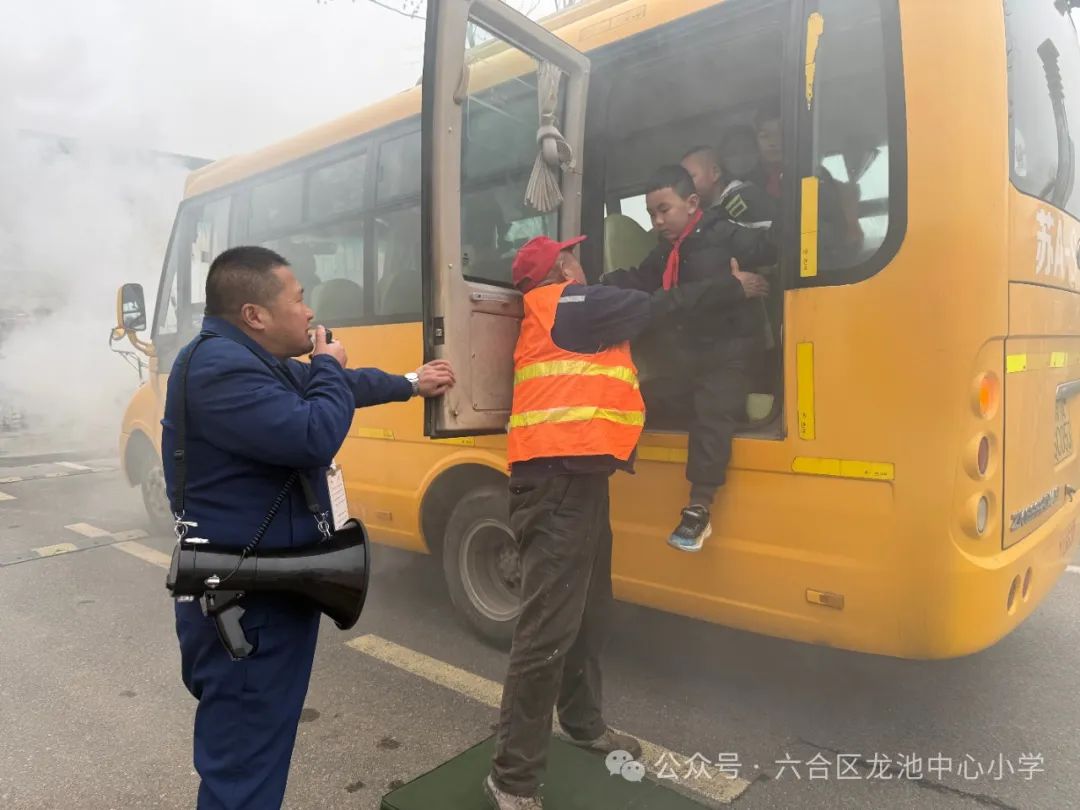 筑牢防線，安全“童”行——龍池中心小學(xué)開展校車應(yīng)急安全演練