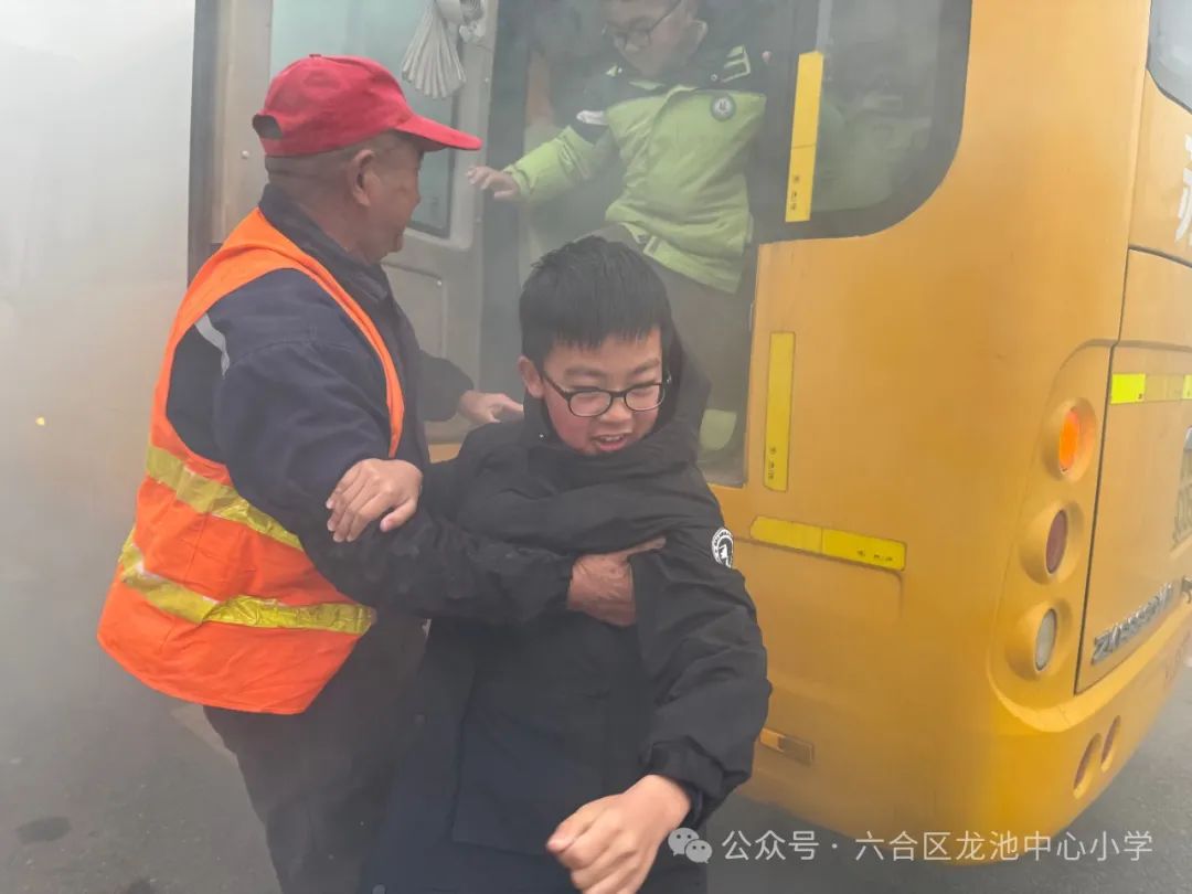 筑牢防線，安全“童”行——龍池中心小學(xué)開展校車應(yīng)急安全演練
