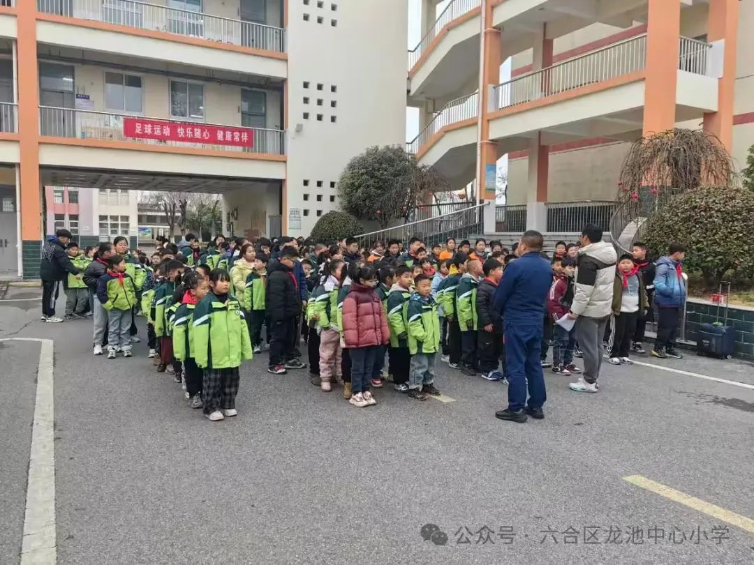 筑牢防線，安全“童”行——龍池中心小學(xué)開展校車應(yīng)急安全演練