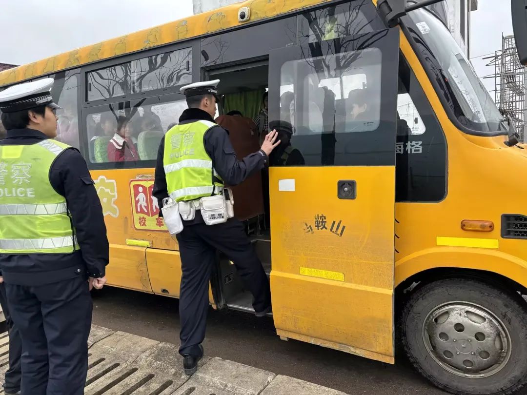 擰緊校車“安全閥” 筑牢學(xué)生“平安路”
