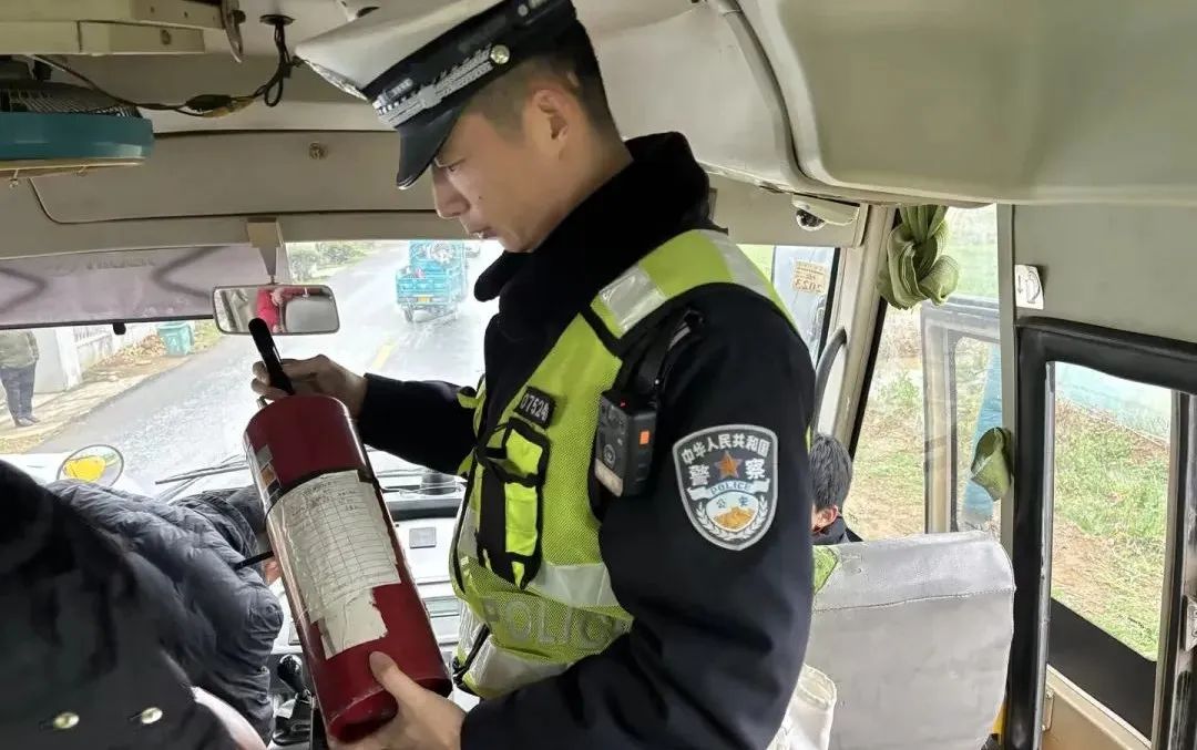 擰緊校車“安全閥” 筑牢學(xué)生“平安路”