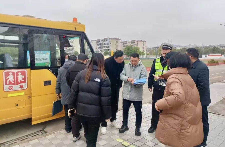 擰緊校車“安全閥” 筑牢學(xué)生“平安路”