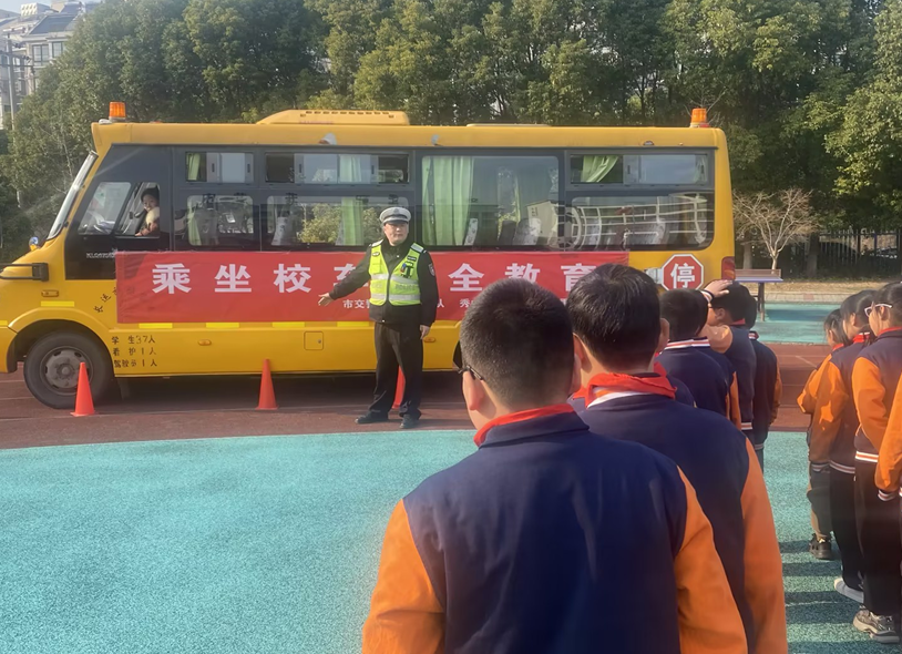 擰緊校車“安全閥” 筑牢學(xué)生“平安路”