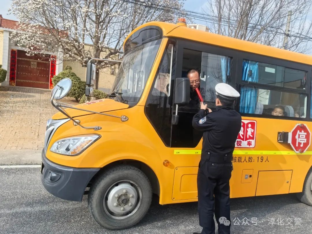 淳化公安交警開展幼兒園校車安全檢查 筑牢幼兒出行安全防線