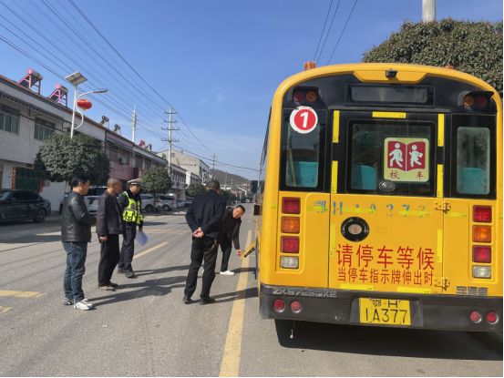 東寶區(qū)多部門聯(lián)合開展校車安全專項排查整治行動 全面筑牢學(xué)生出行安全防線 東寶區(qū)多部門聯(lián)合開展校車安全專項排查整治行動 全面筑牢學(xué)生出行安全防線