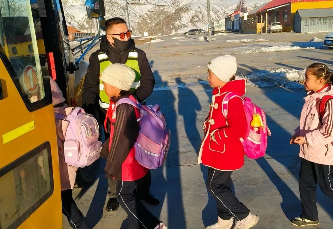 【蒲公綠色課堂·安全】--沖乎爾鎮(zhèn)寄宿制中護(hù)航成長(zhǎng)校車安全