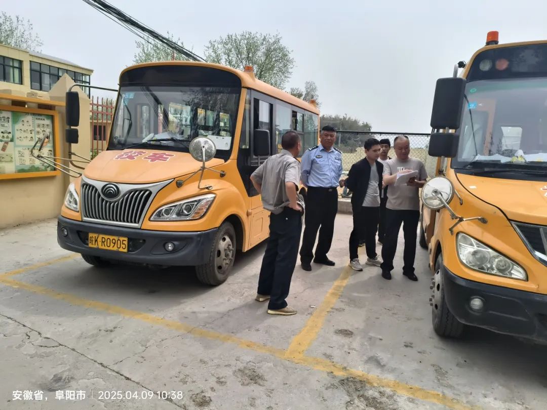 縣應(yīng)急管理局檢查組到十八里鋪鎮(zhèn)檢查校車(chē)安全隱患排查整治工作/ 縣應(yīng)急管理局檢查組到十八里鋪鎮(zhèn)檢查校車(chē)安全隱患排查整治工作