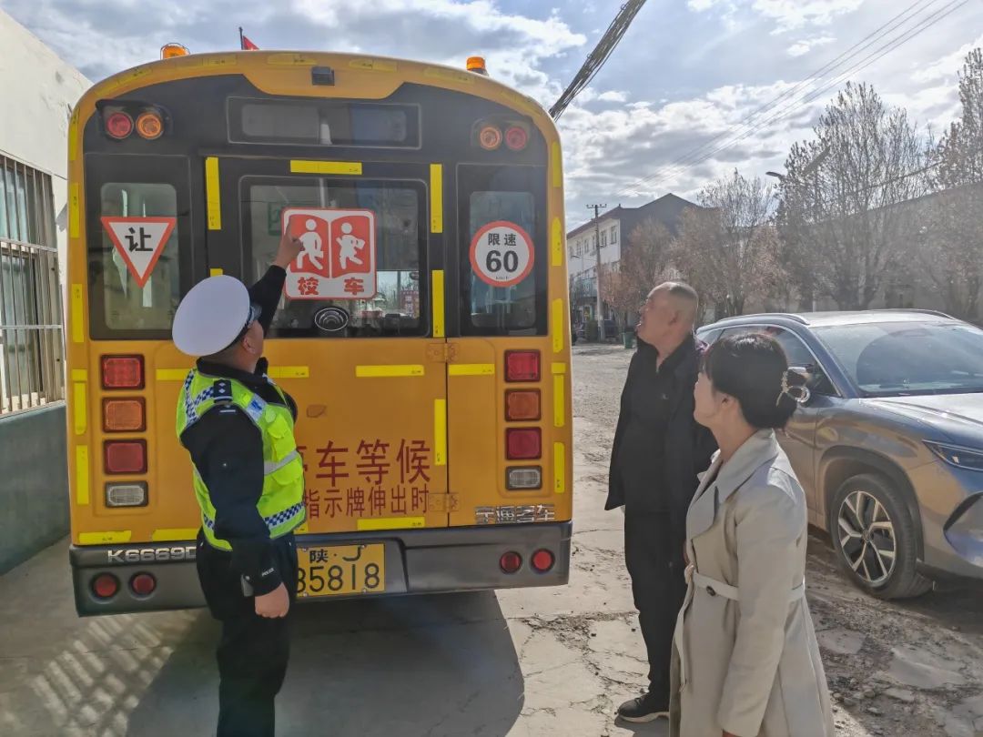 【部門(mén)動(dòng)態(tài)】春季攻防宣丨校車(chē)安全“大檢查” 筑牢學(xué)生“安全路” 圖片