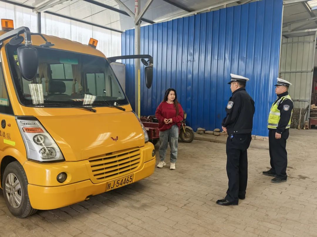 【部門(mén)動(dòng)態(tài)】春季攻防宣丨校車(chē)安全“大檢查” 筑牢學(xué)生“安全路” 圖片