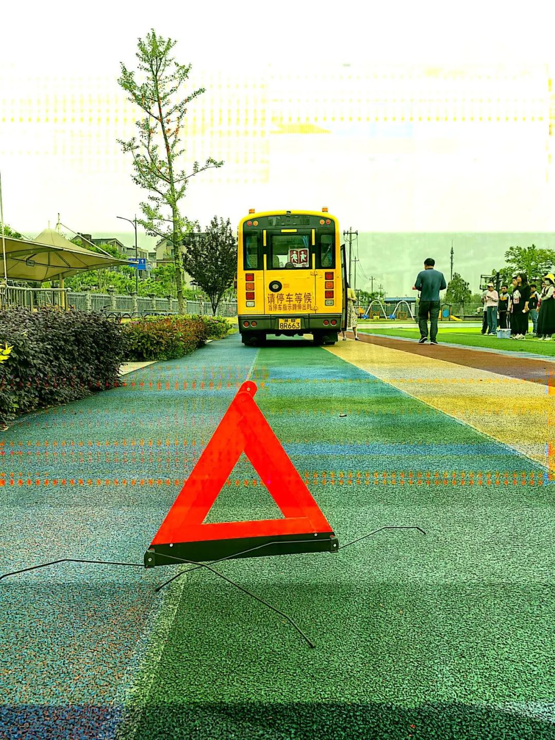 “為愛護(hù)航 平安出行 ” 陽光學(xué)校校車安全應(yīng)急演練