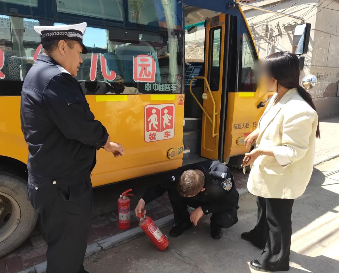寧晉縣教育局聯(lián)合縣交警大隊開展校車安全檢查/ 圖片
