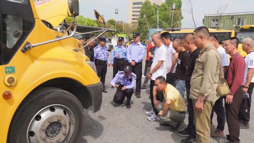 護(hù)校安園|汕頭交警:擰緊校車“安全閥” 守護(hù)學(xué)子“平安路” 護(hù)校安園|汕頭交警:擰緊校車“安全閥” 守護(hù)學(xué)子“平安路”