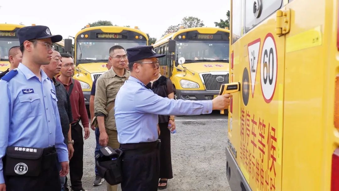 護(hù)校安園|汕頭交警:擰緊校車“安全閥” 守護(hù)學(xué)子“平安路” 圖片