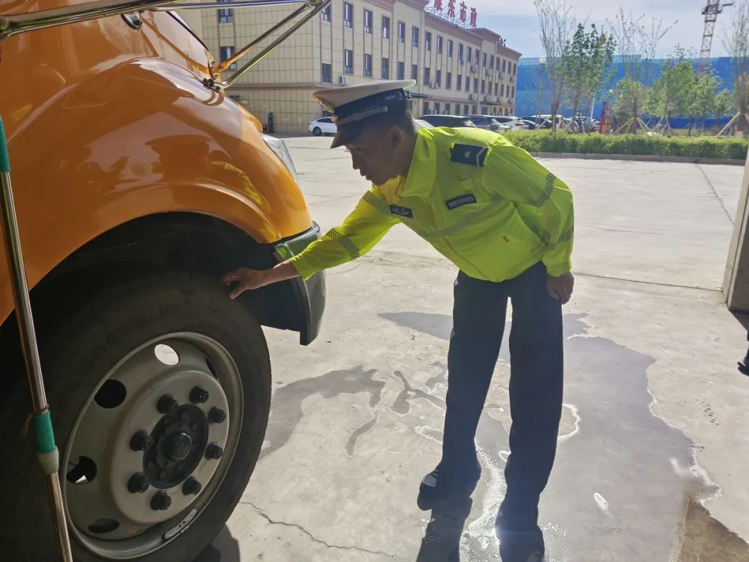 準東公安分局交警大隊聯(lián)合多部門開展校車安全檢查 護航學生平安出行 圖片