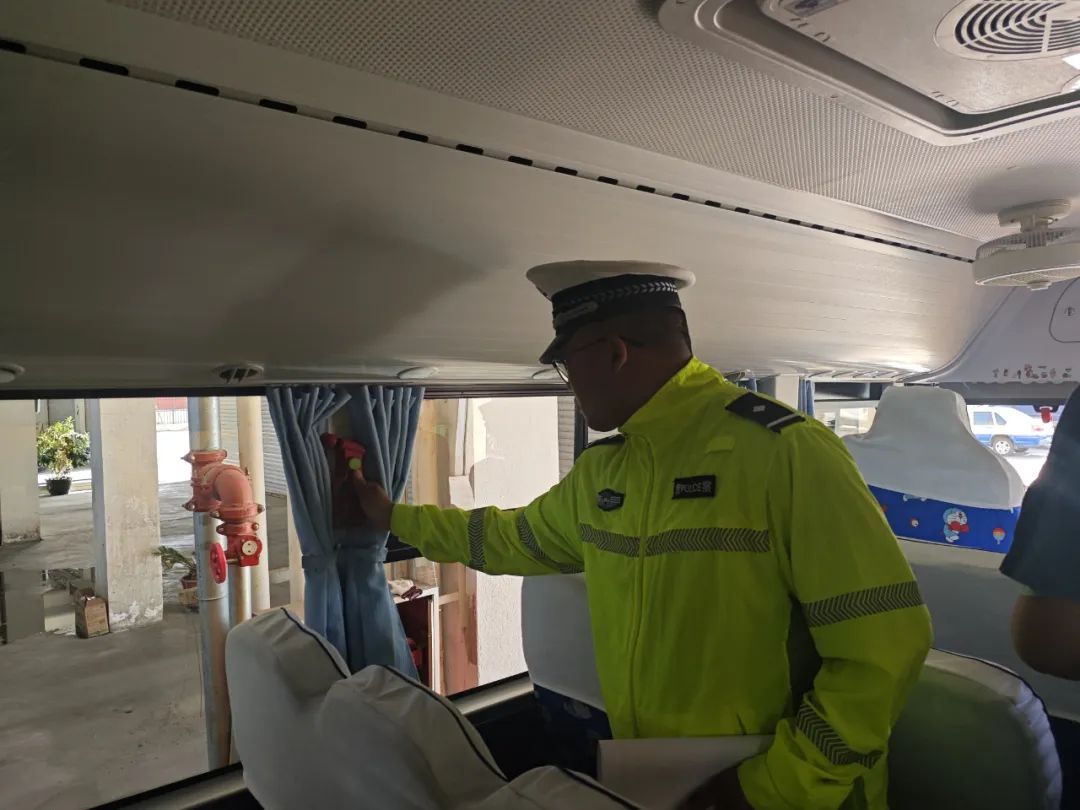 準東公安分局交警大隊聯(lián)合多部門開展校車安全檢查 護航學生平安出行 圖片